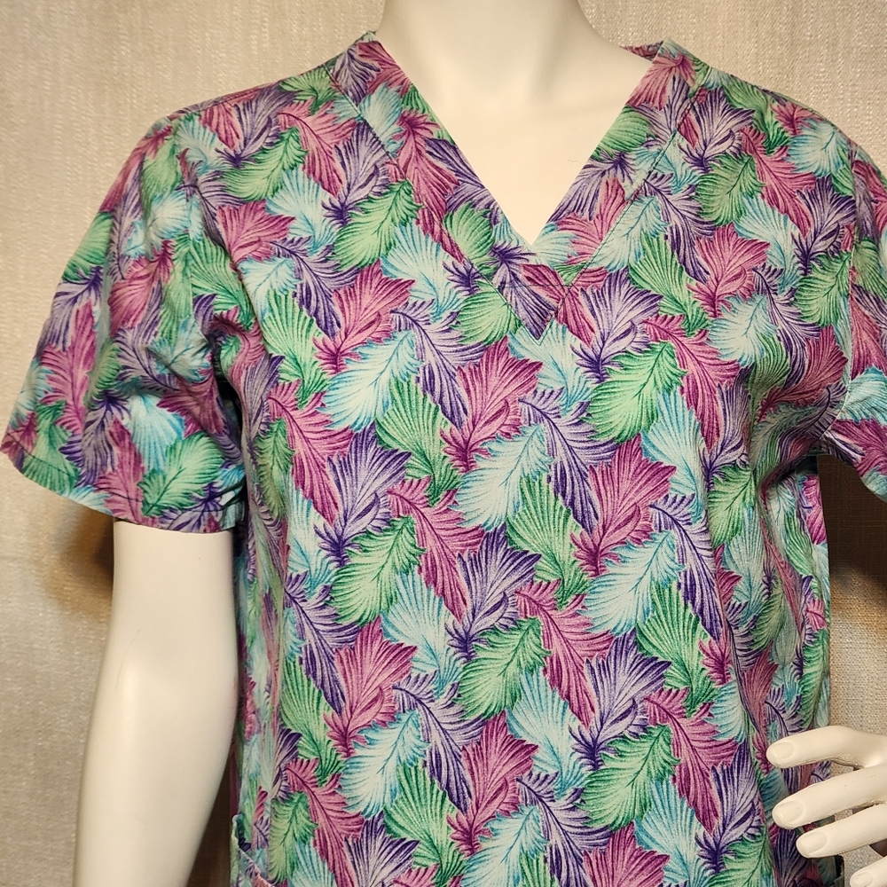 Cherokee Scrub Top Colorful Feather Pattern Pockets V Neck Small